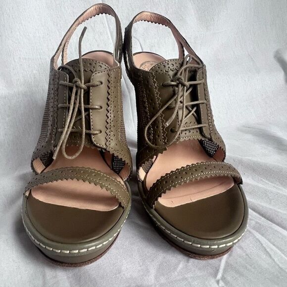 Versace taupe leather cutout lace up loafer style heels, size Euro 37.5/7.5 - Picture 4 of 7